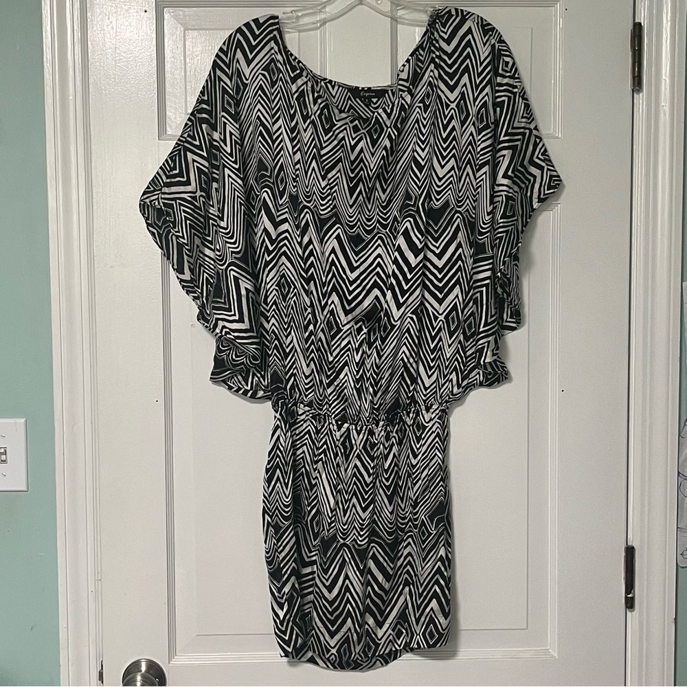Express Chic Monochrome Geometric Pattern elasticated blouson waist silk dress